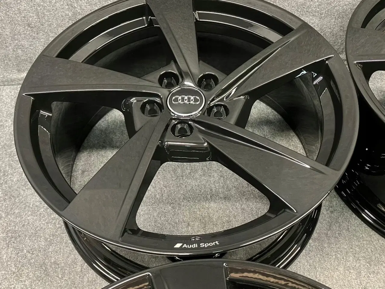 Billede 2 - ALUFÆLGE AUDI A4 B9 8W0 19"