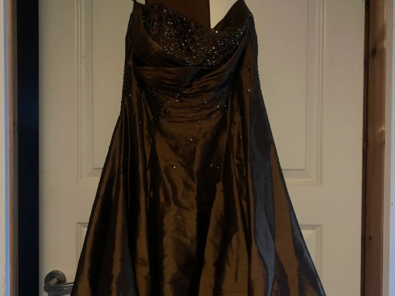 Billede 1 - Smuk festkjole fra May Queen – inkl. matchende sja