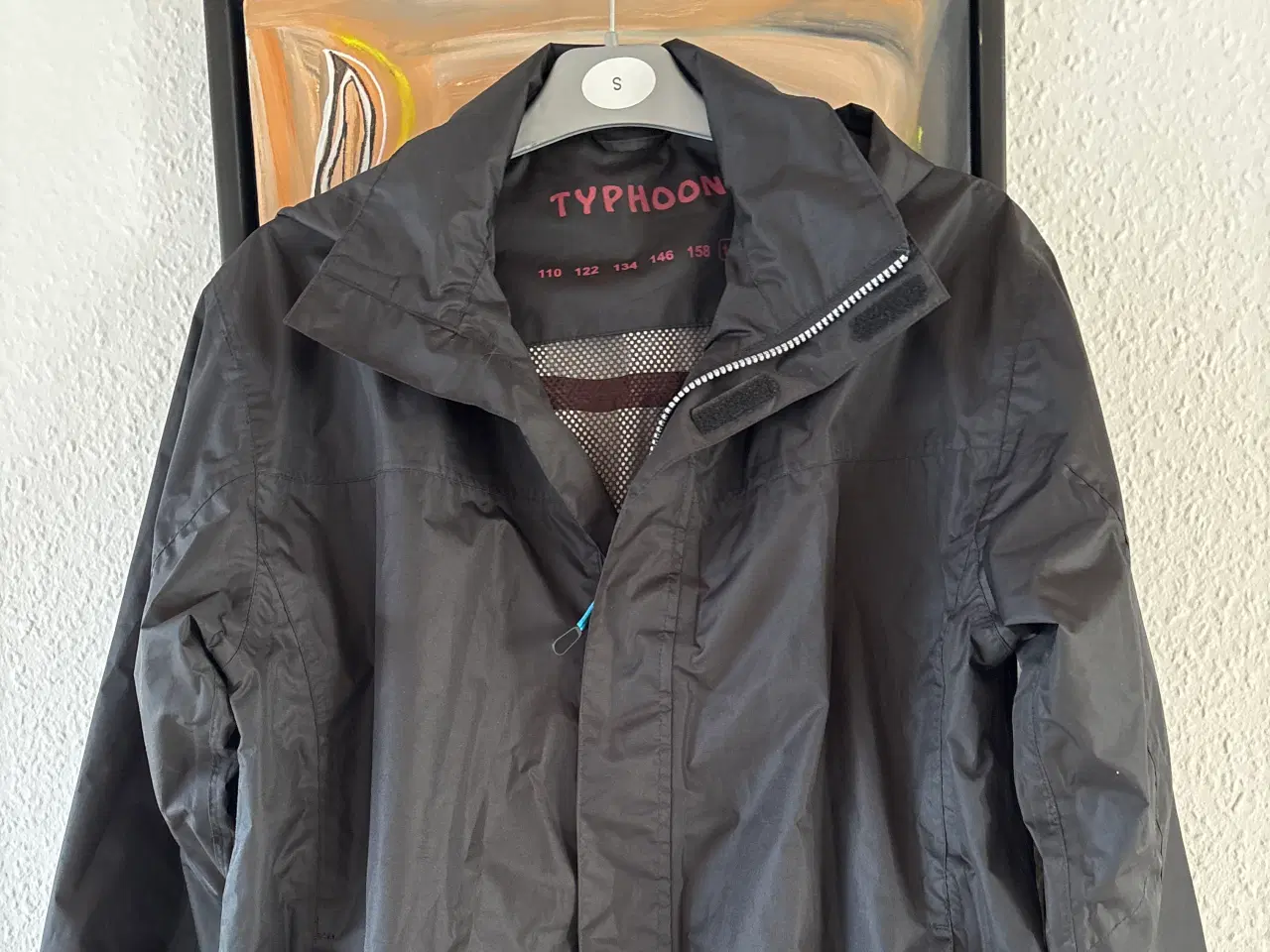 Billede 1 - Regnjakke med for og hætte. 