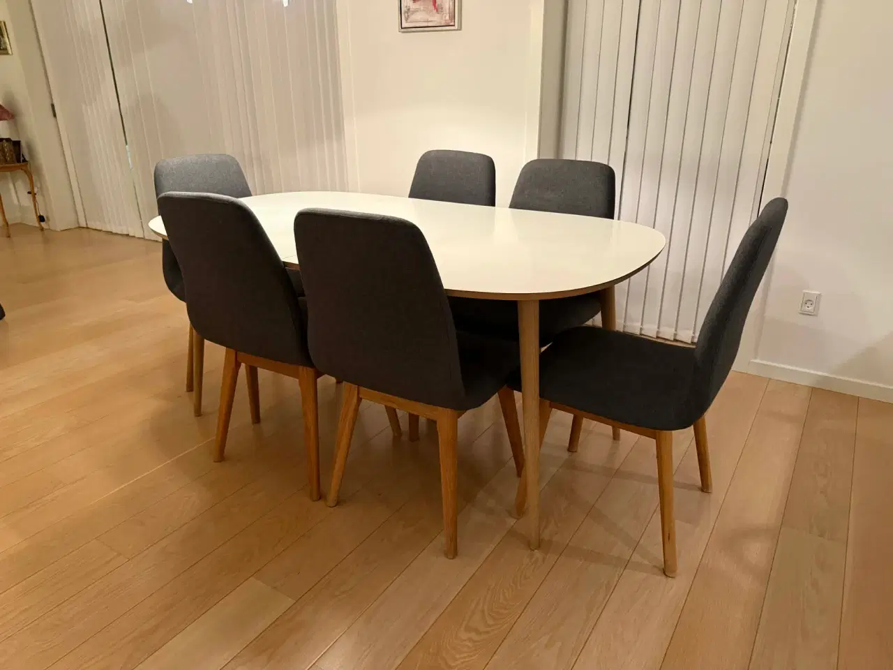 Billede 3 - Spisebord med udtræk og 6 stole