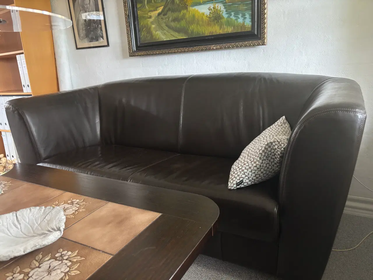 Billede 4 - Lædersofa og matchende stol. Chesterfiels-look