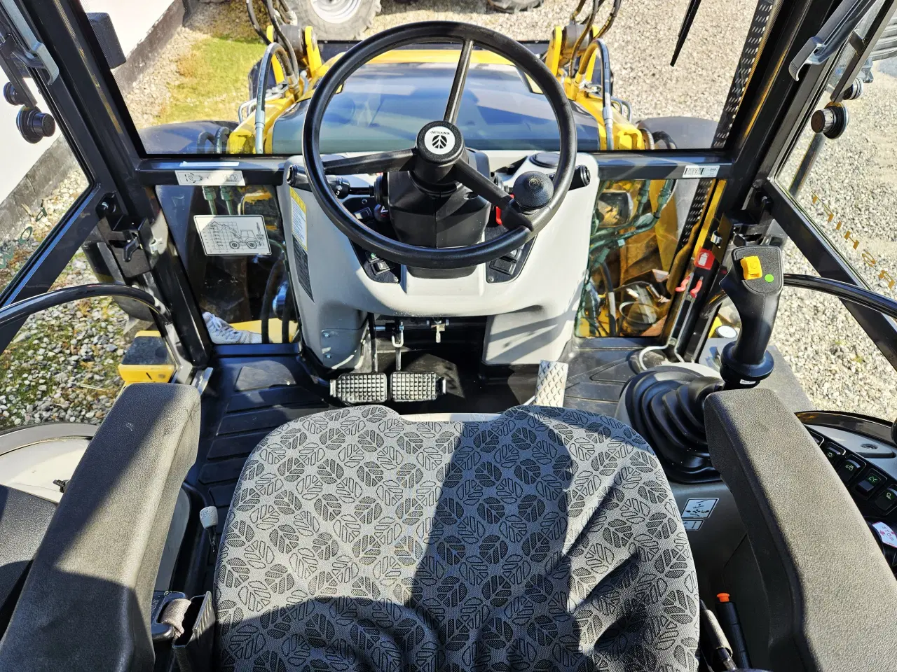 Billede 13 - New Holland B115C / tilt + meget tilbehør / som ny