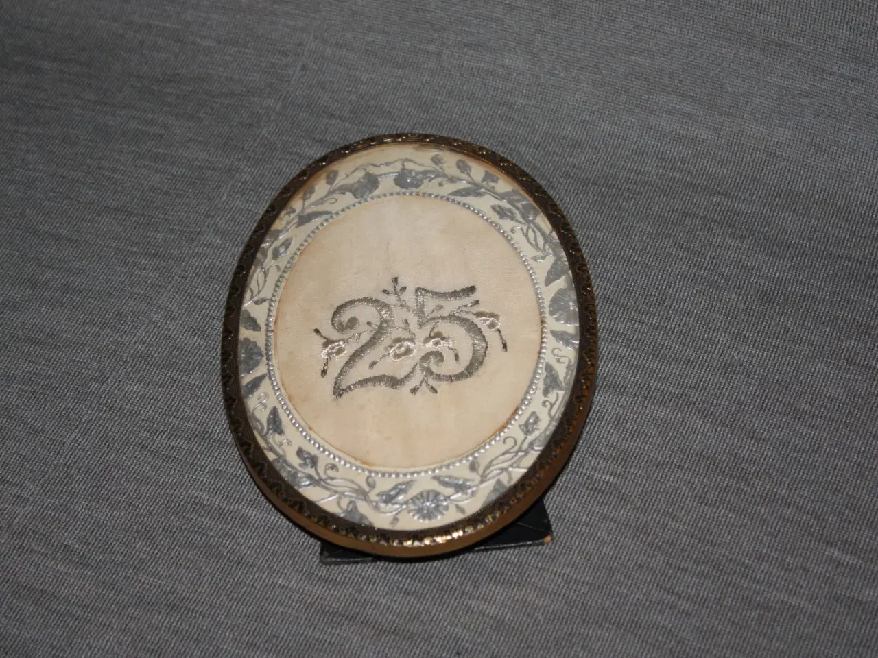 Billede 2 - Gammel broderi 25 sølvbryllup i metal ramme 17 cm 