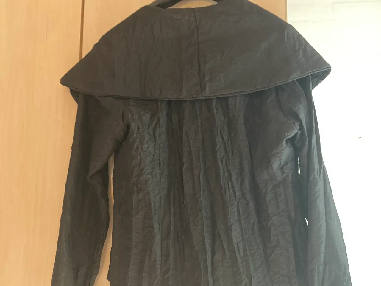 Billede 4 - Lækker og behagelig sort festjakke