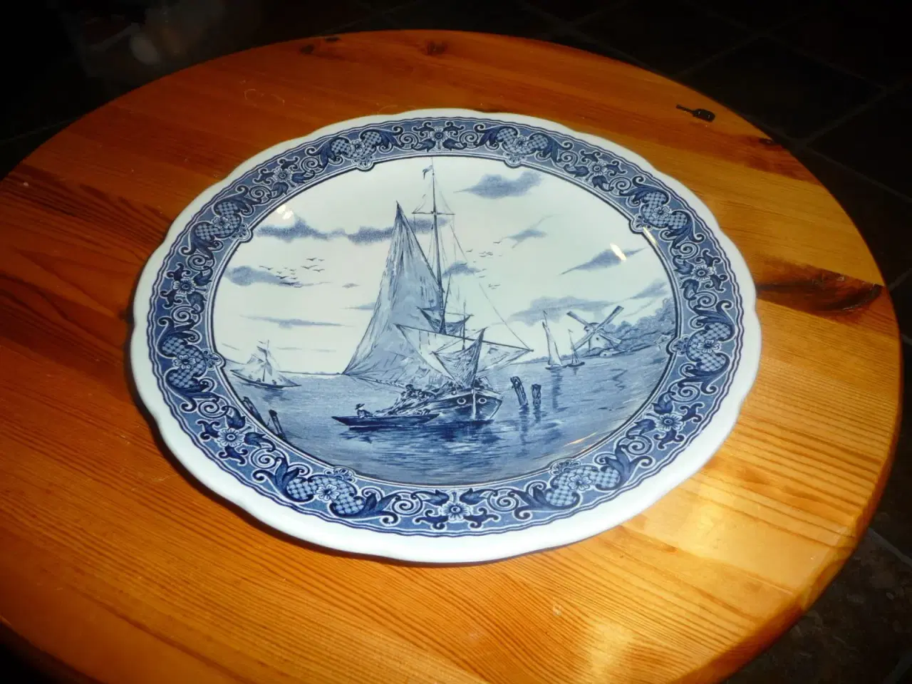 Billede 2 - Delfts platte med skibe, måler 31 cm.