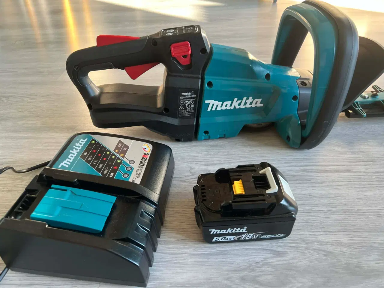 Billede 2 - Makita DUH602 Hækkeklipper, Batteri og oplader