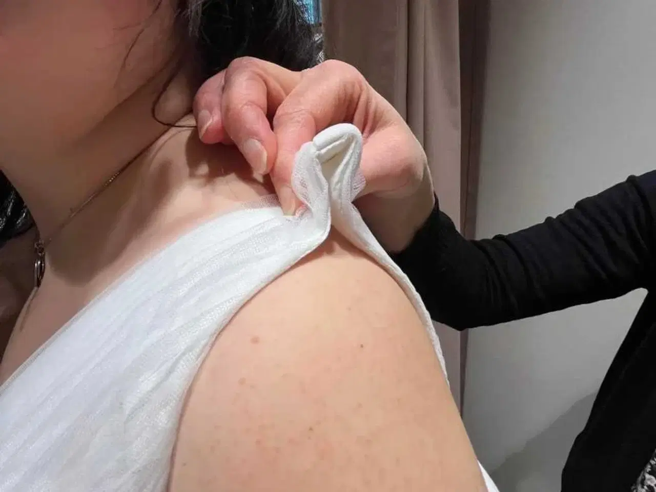 Billede 4 - Lilly brudekjole med ærmer, tyl og lille slæb