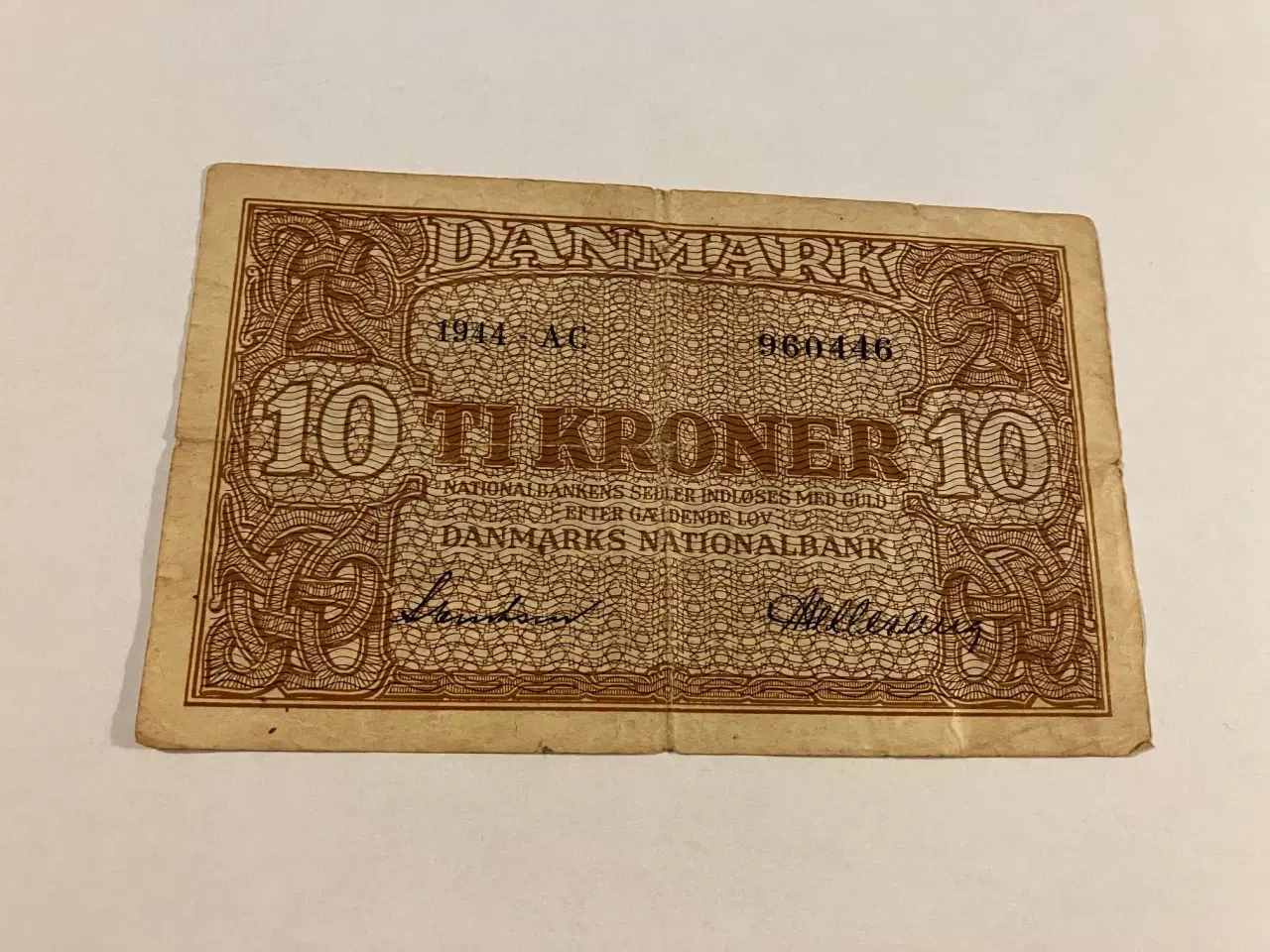 Billede 1 - 10 Kroner 1944 - Slidt og hul i midten