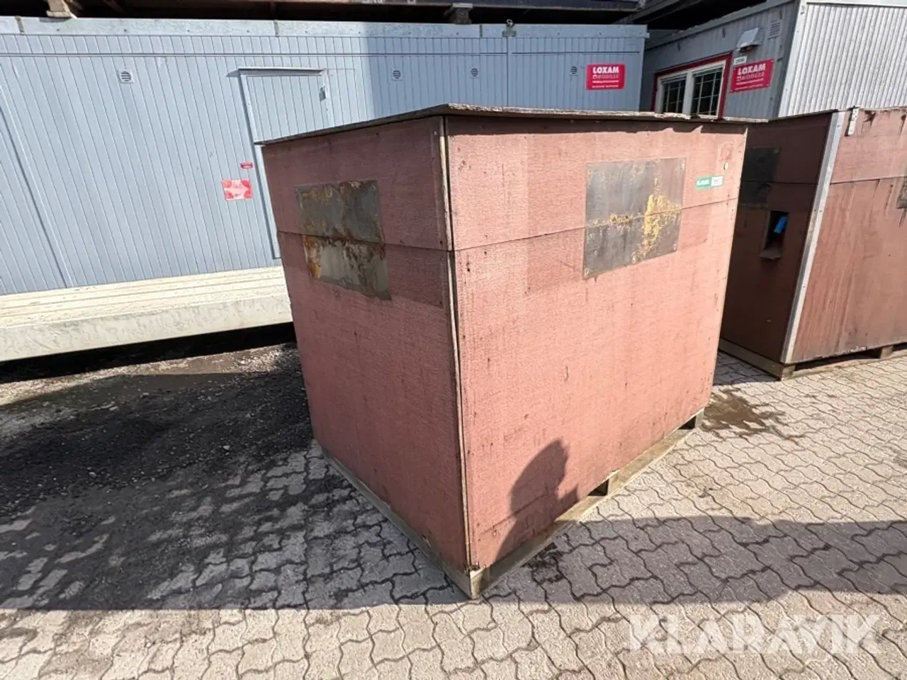 Billede 2 - Isoleret kasse med vandtank og vandværk