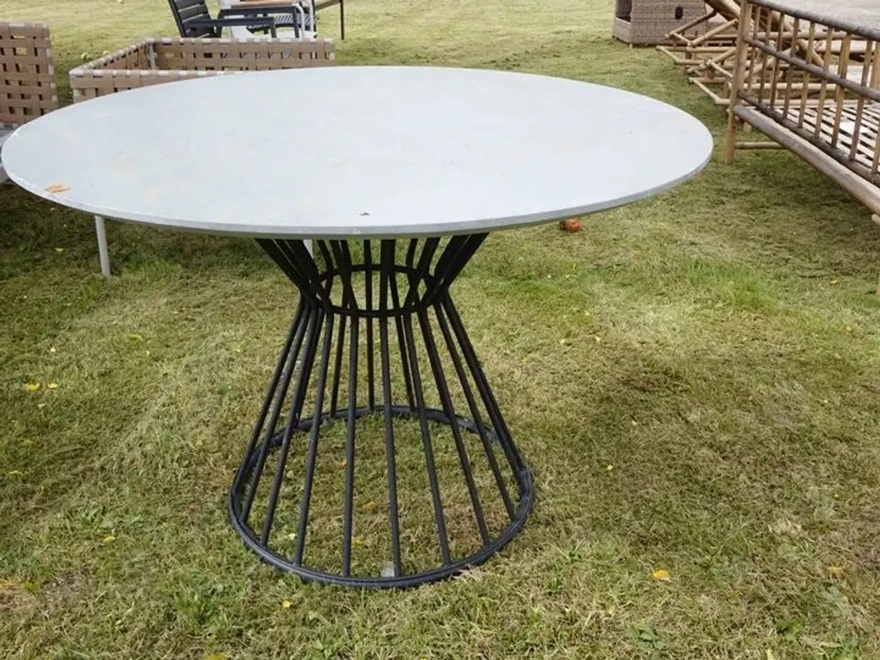 Billede 2 - Rundt havebord med metalstel