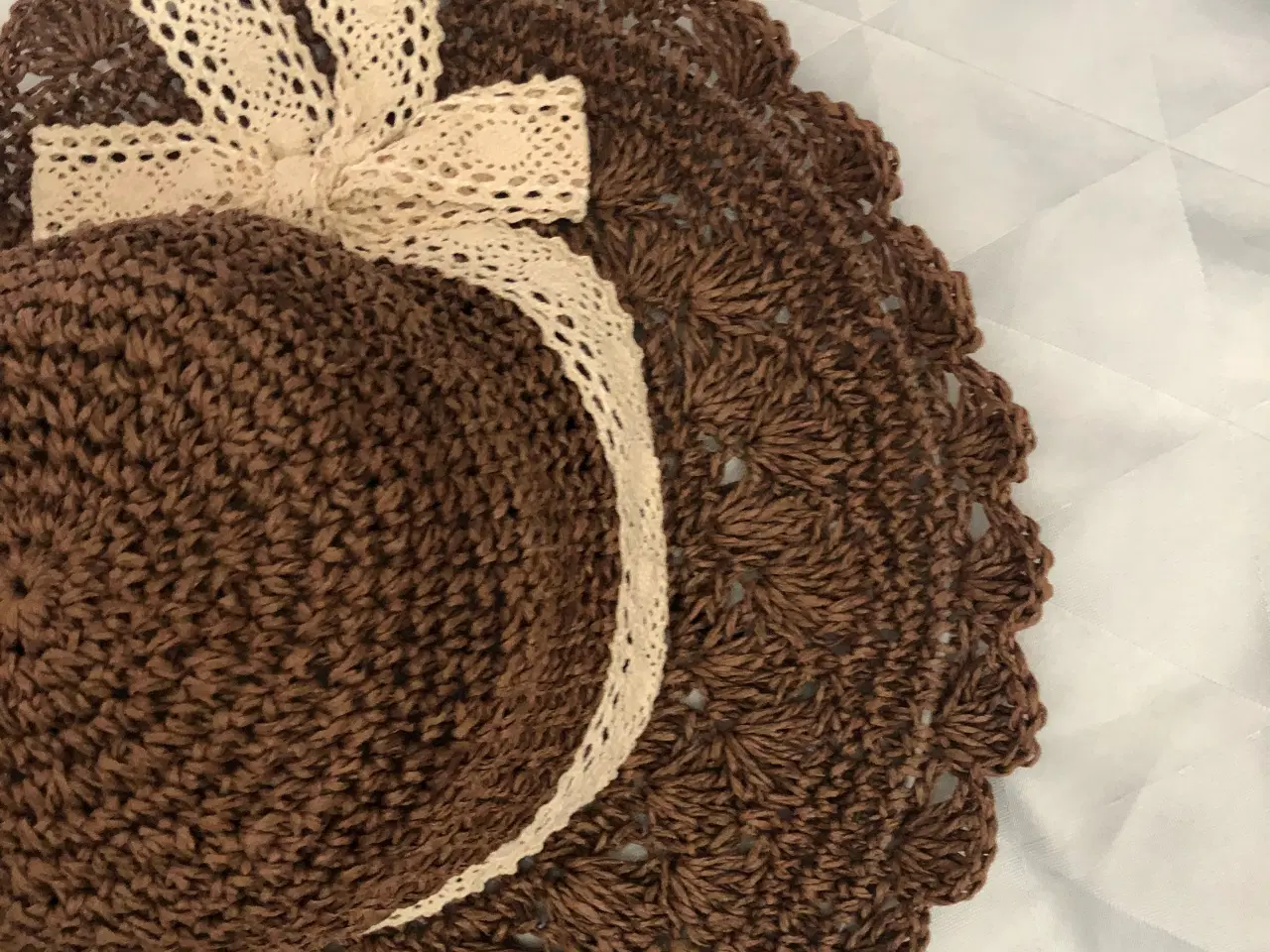 Billede 6 - Sommerhat i brun og med beige kantbånd 
