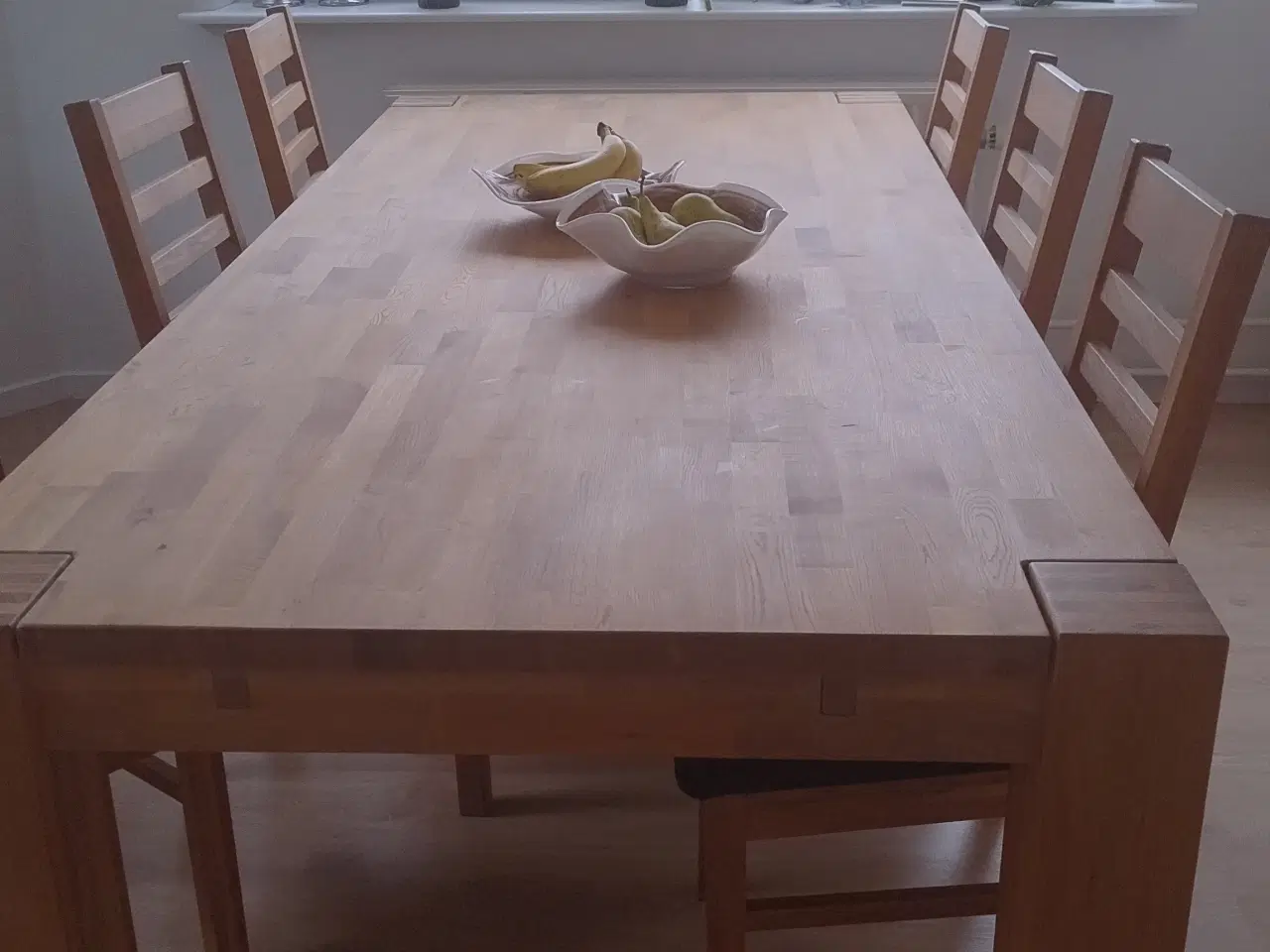 Billede 1 - Massivt egetræs spisebord med 6 stole 