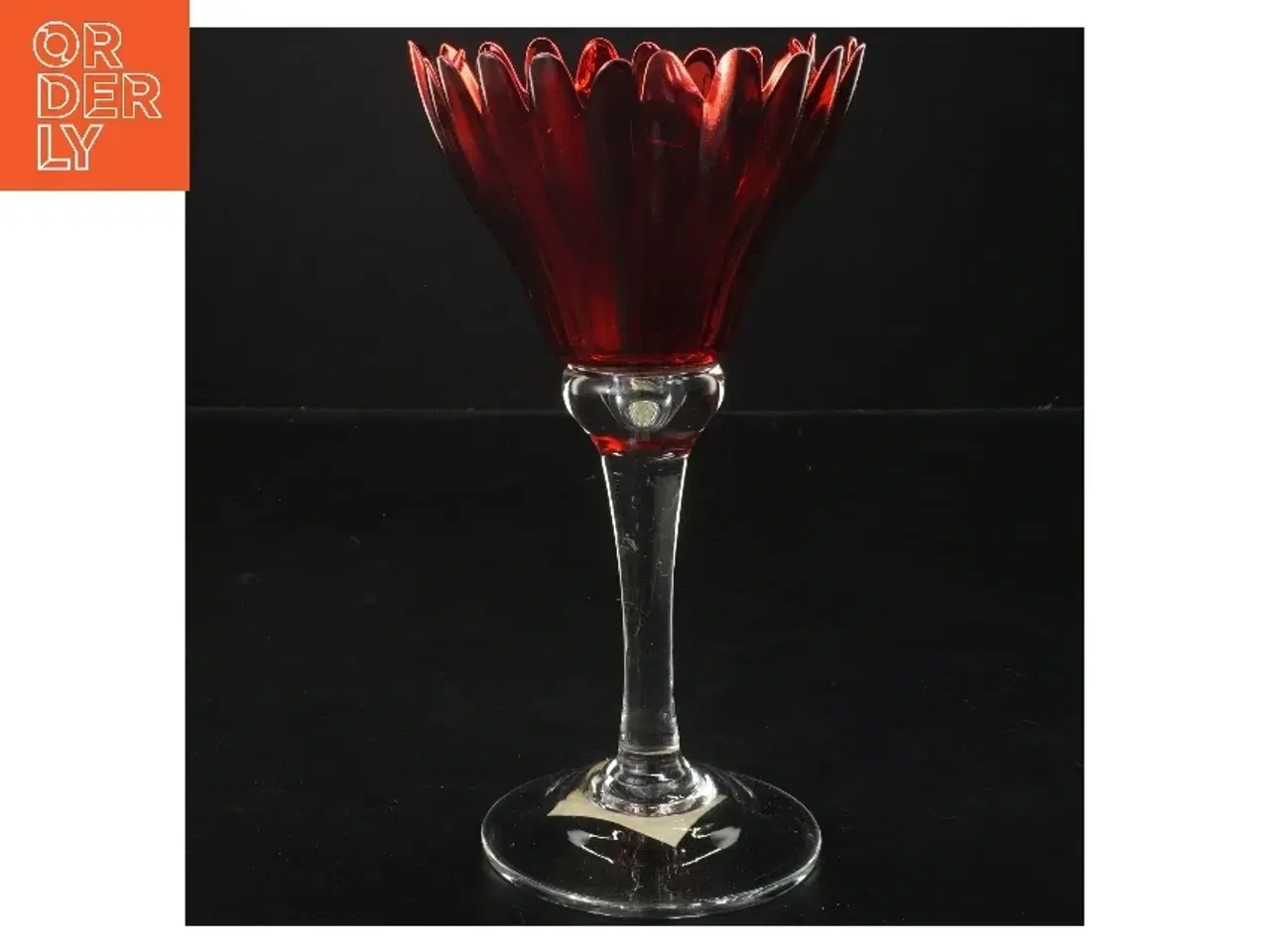 Billede 1 - Rød glasvase formet som blomsterkrone fra Krifon (str. 11x20 cm)