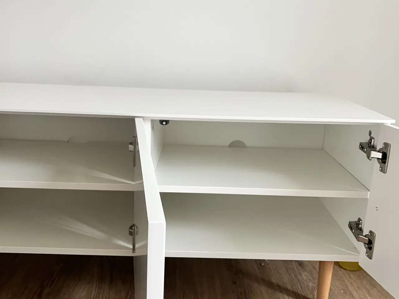 Billede 4 - Hvidt TV møbel med træben
