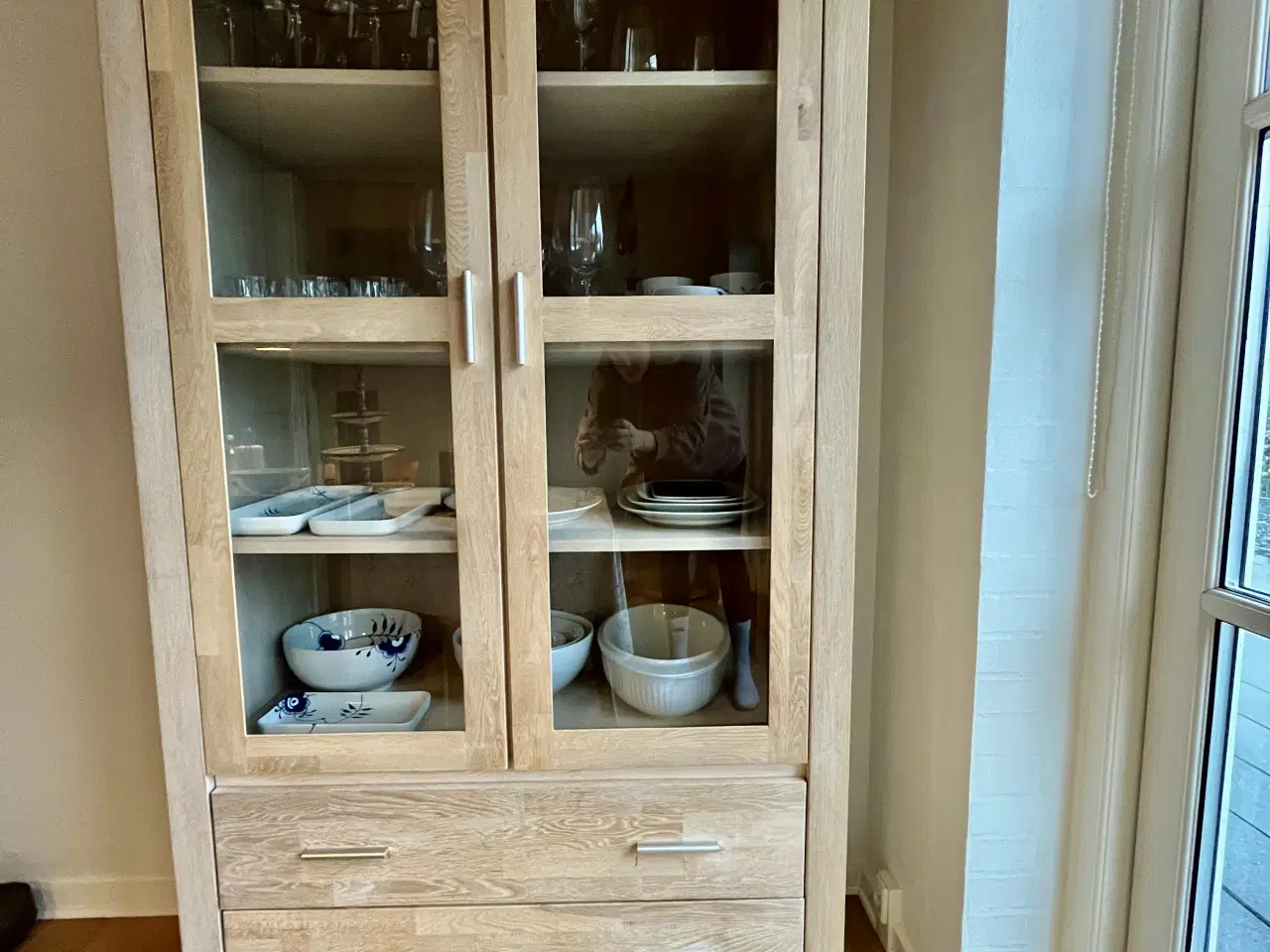 Billede 1 - Pænt og velholdt vitrineskab sælges 