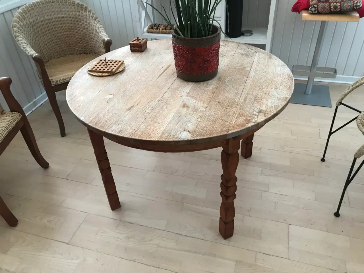 Billede 1 - Rundt spisebord i massiv egetræ