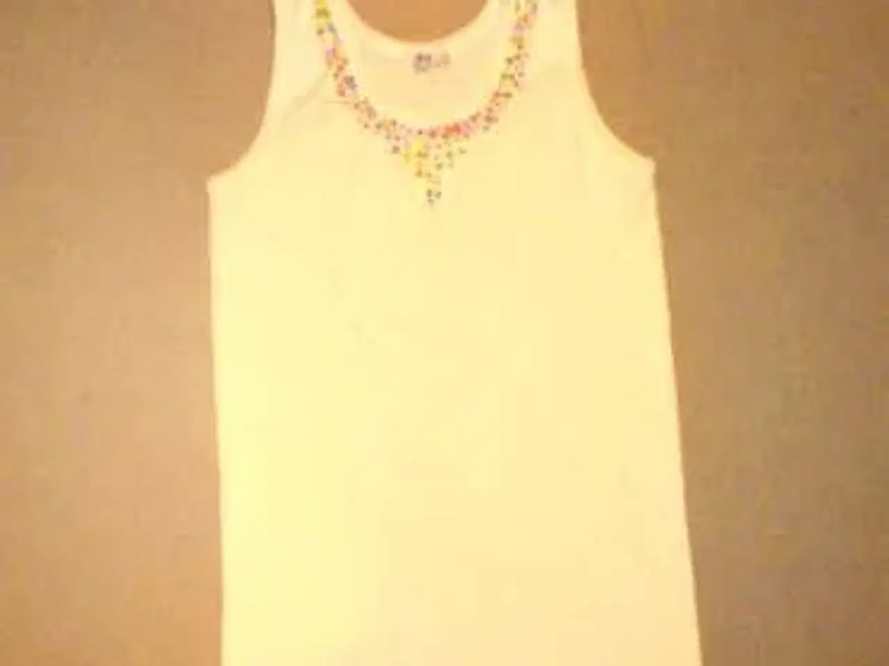 Billede 4 - Hvid top med perler # Unika #