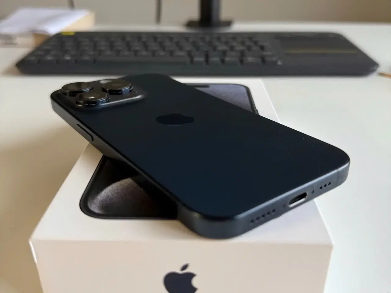 Billede 4 - iPhone 15 Pro, 128 GB, Farve Blåt Titanium