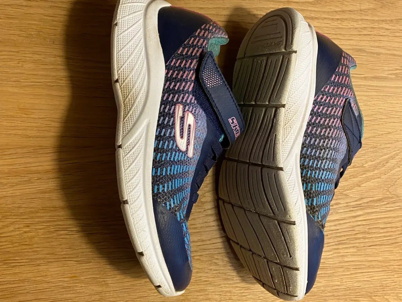 Billede 2 - SKECHERS sko til pige str. 34