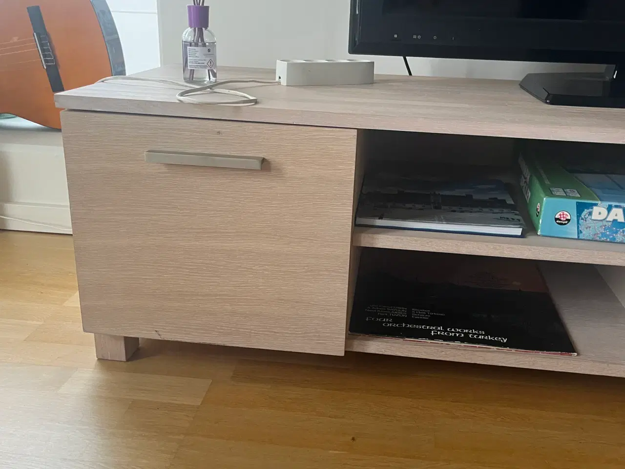 Billede 5 - TV-bord med skuffer og hylder