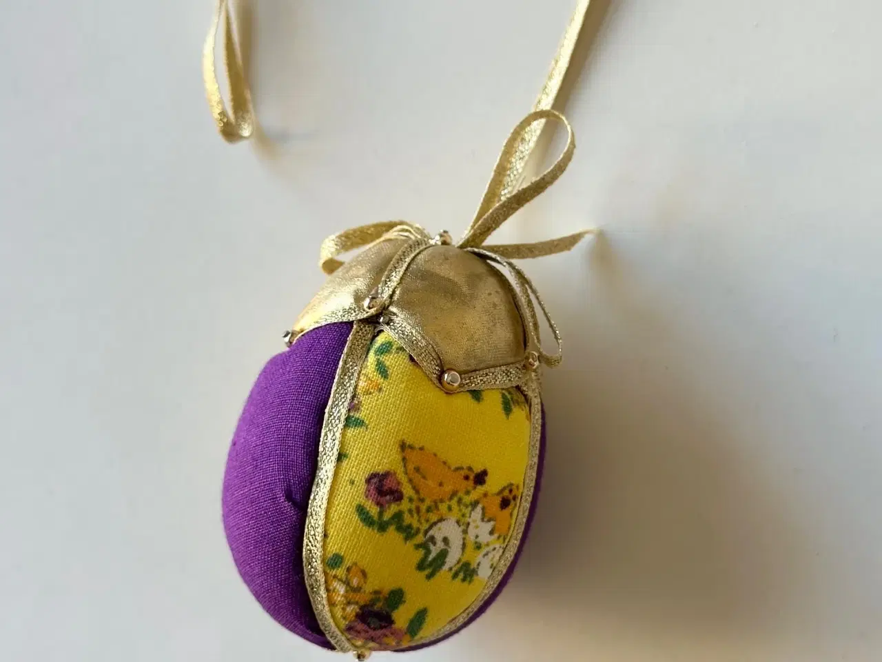 Billede 3 - Lille påskeæg, lilla m kyllinger/guld