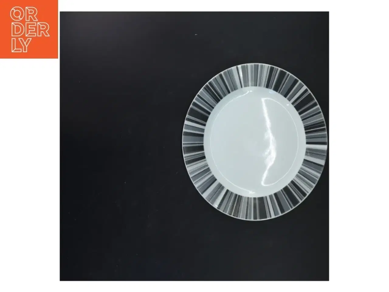 Billede 2 - Porcelænstallerken med dekorativ kant (str. Ø 24 cm)