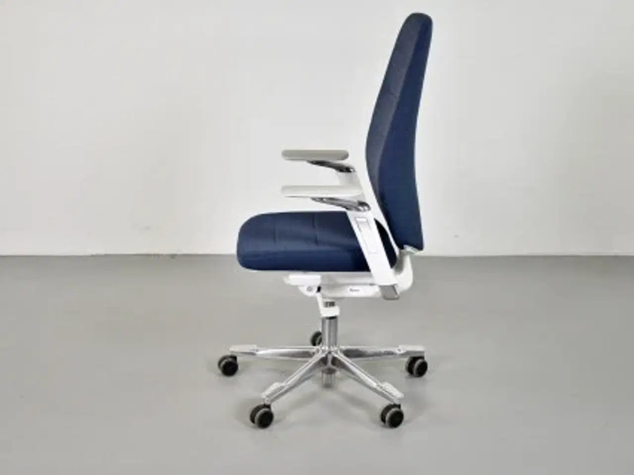 Billede 2 - Kinnarps capella white edition kontorstol med mørkeblåt polster og armlæn