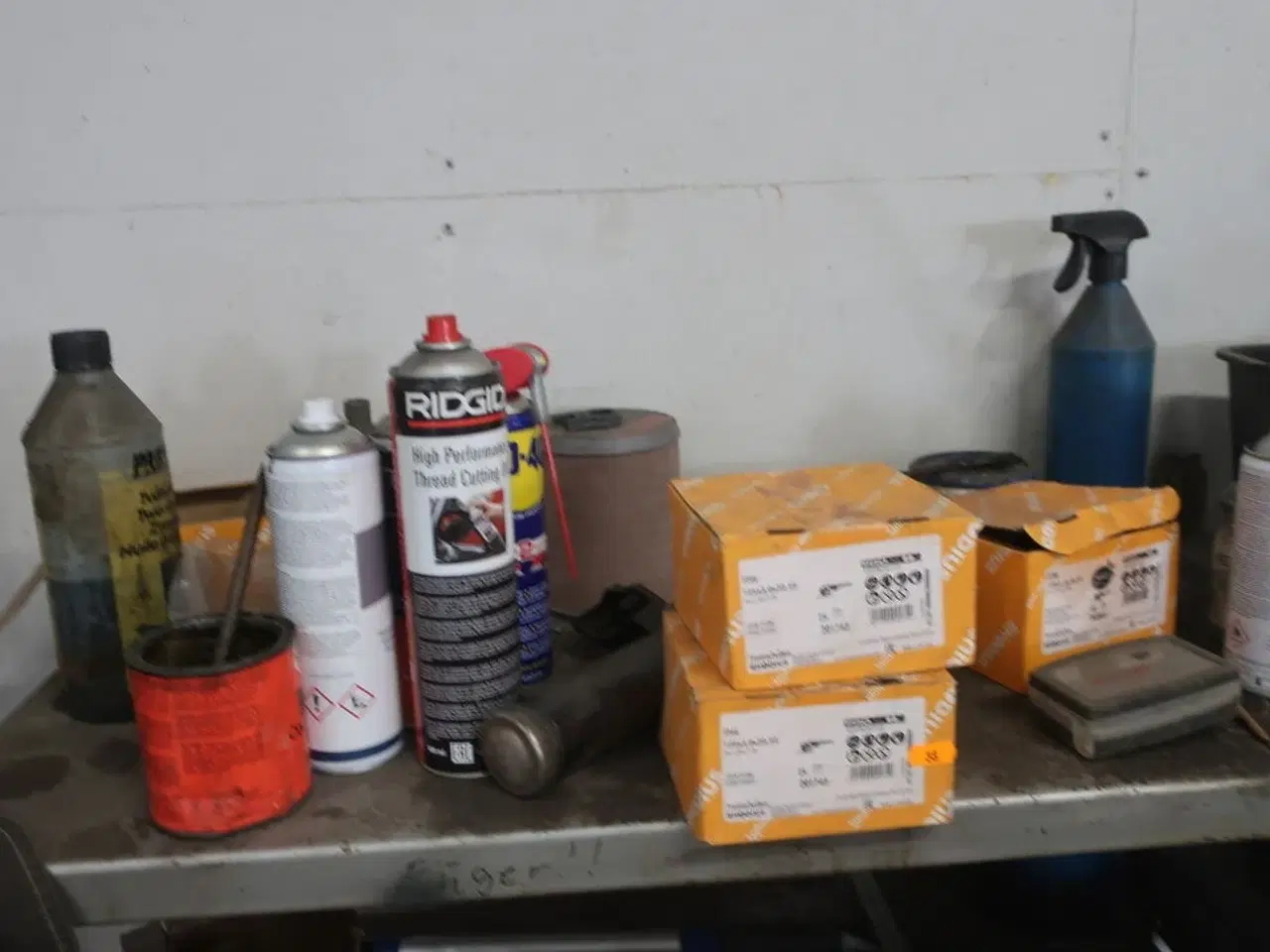 Billede 5 - 3 stk. lagerreoler med div. Værktøj, varelager, batterier m.m.