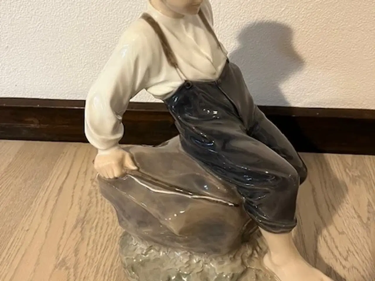 Billede 1 - Kongelig porcelæns figur "Vogterdreng"