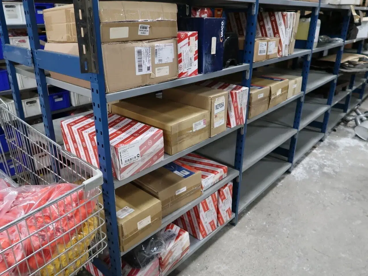 Billede 3 - 12 fag lagerreoler med indhold