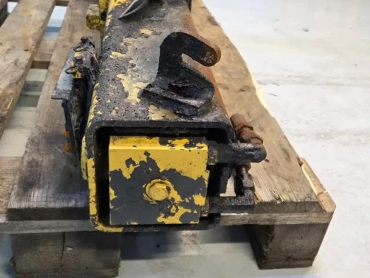 Billede 14 - New Holland LB115B Støtteben R.  87376352