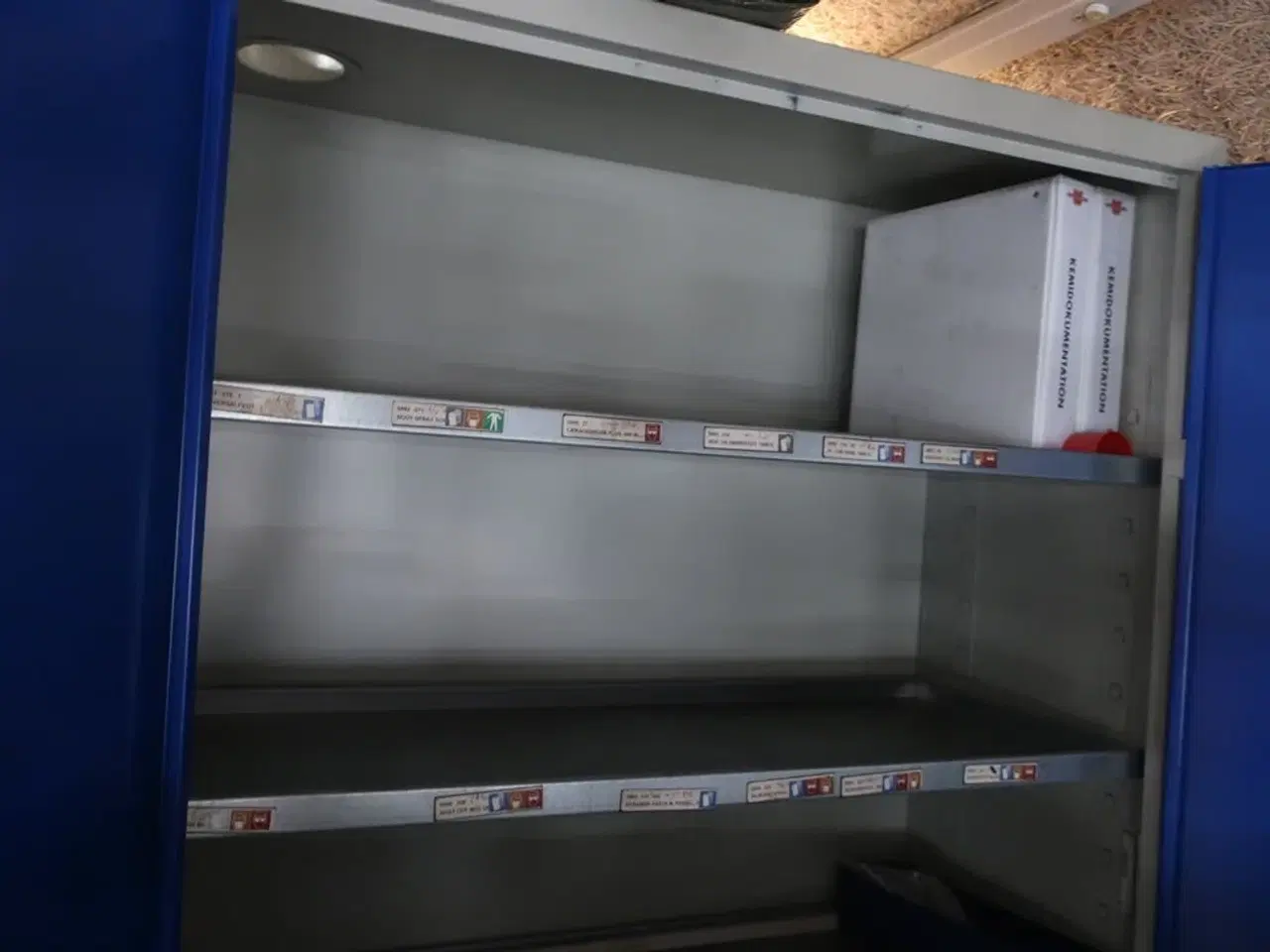 Billede 2 - Kemiskab med indhold