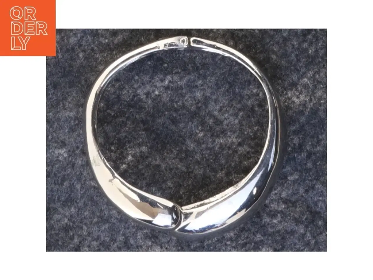 Billede 4 - Sølvfarvet armbånd (str. Ø 6 cm)