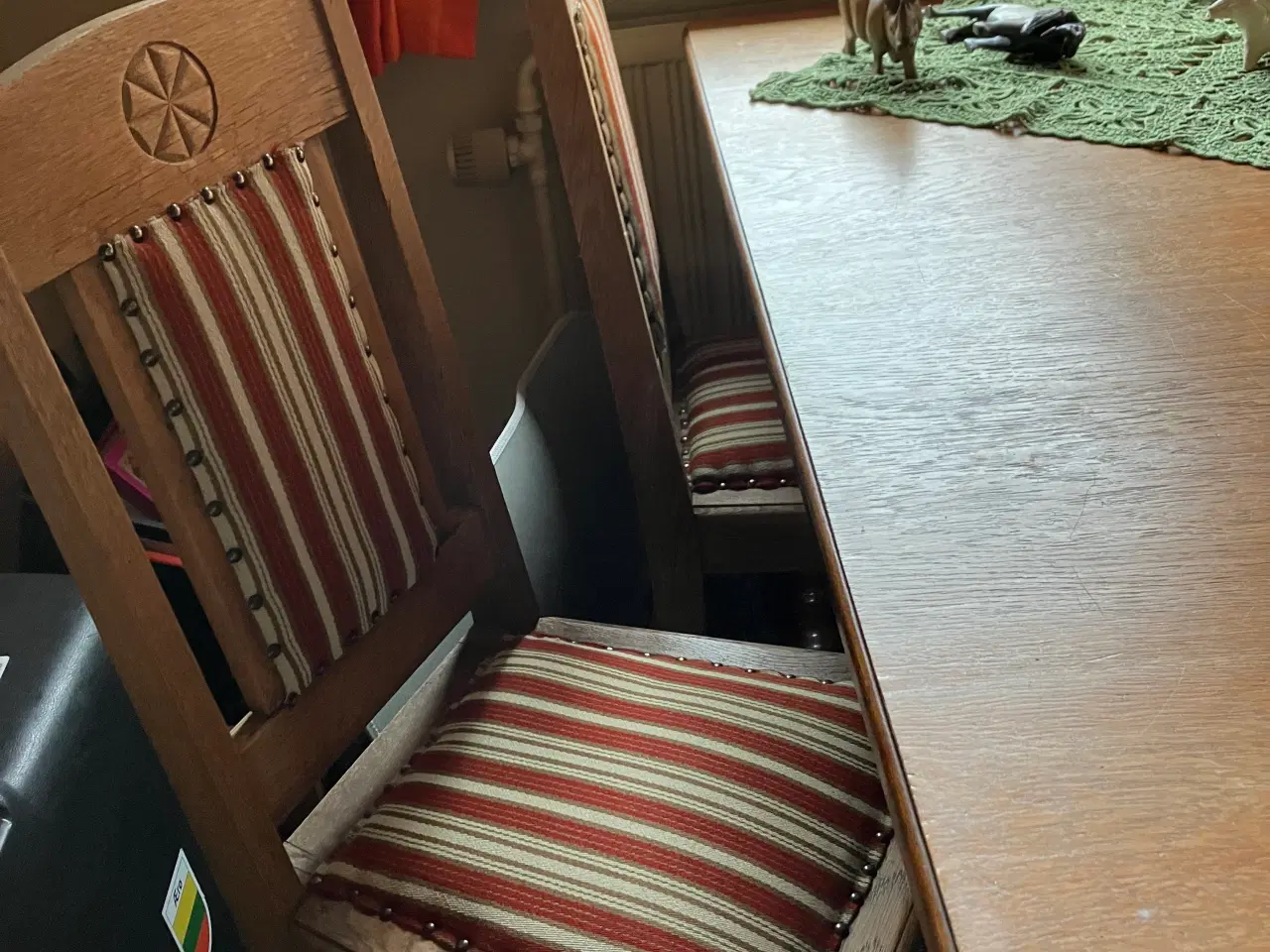 Billede 2 - Egetræsbord med 2 ekstra bordplader og 5 stole