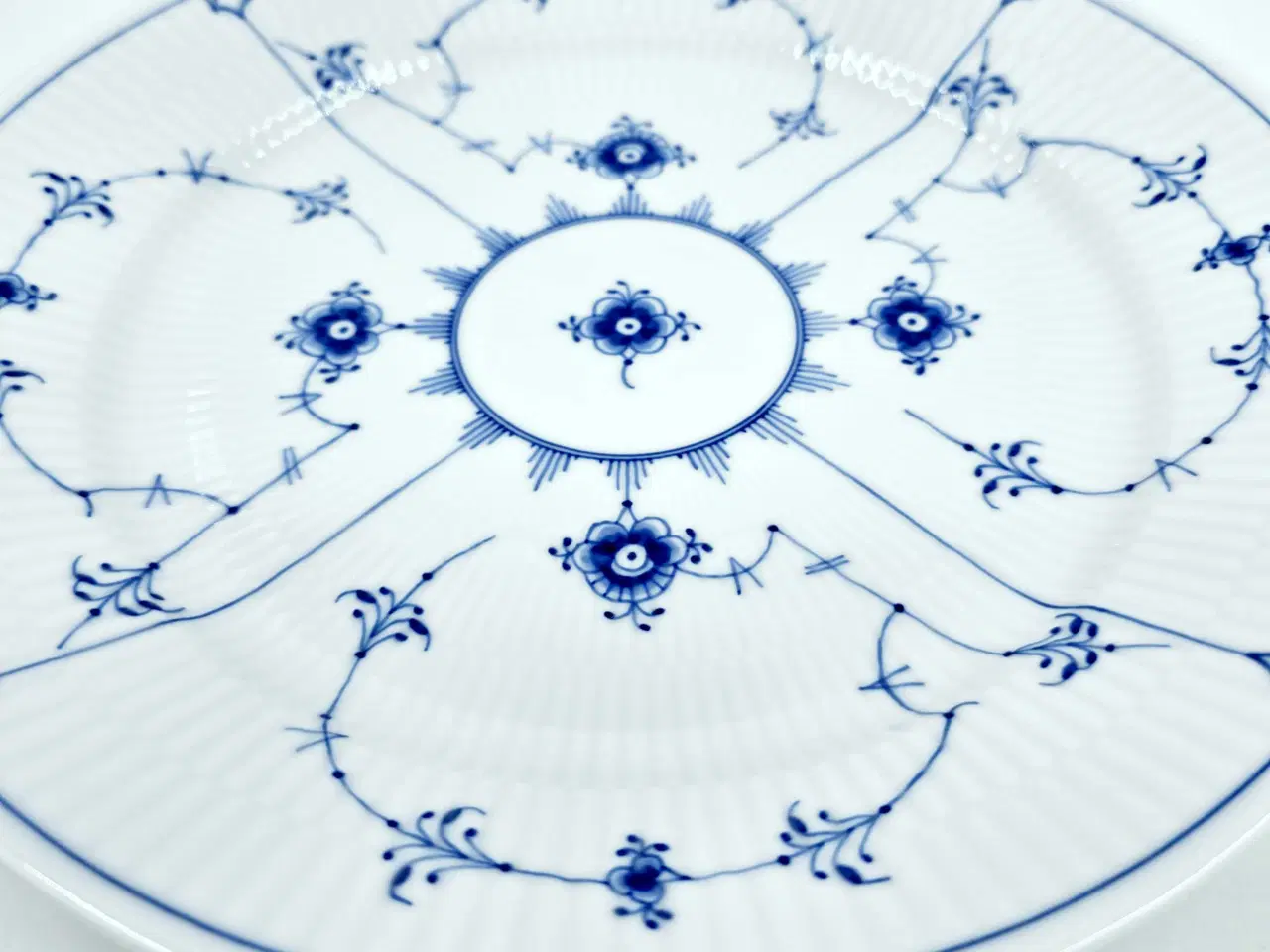 Billede 9 - Musselmalet Riflet Middagstallerken Porcelæn 