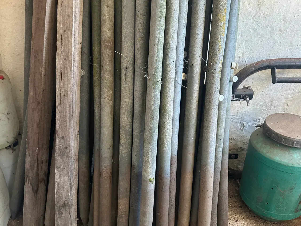 Billede 2 - Jernhegns pæle og massiv plastik pæle