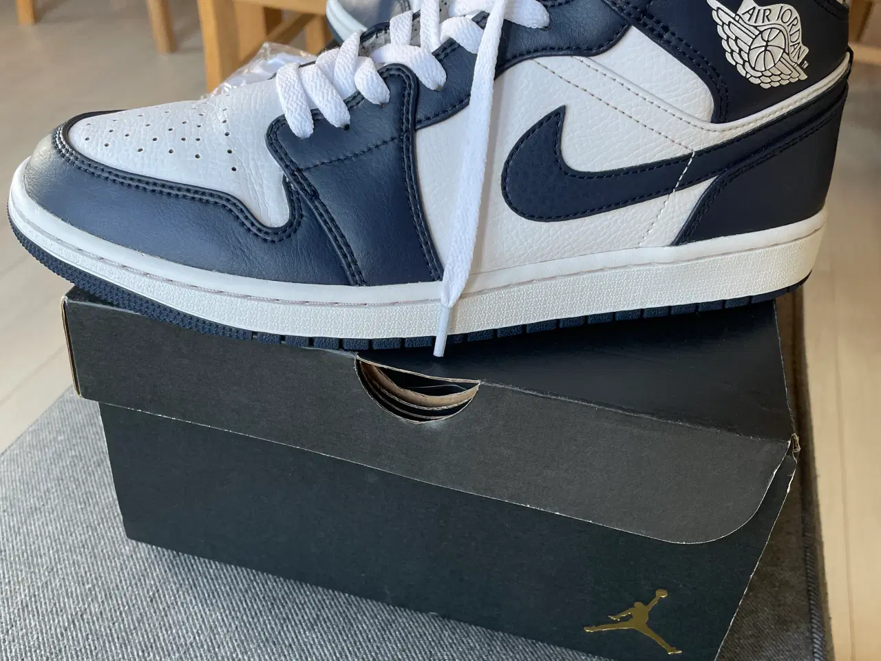 Billede 3 - Nike Air Jordan 1 Mid White Metallic Gold Obsidian