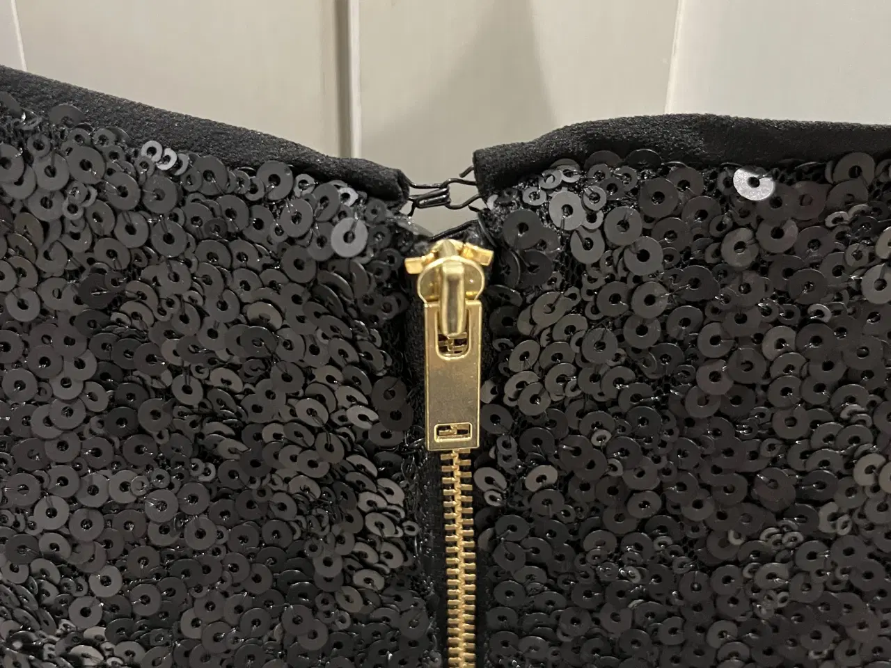 Billede 3 - Smuk Festkjole/pallietkjole str. 34