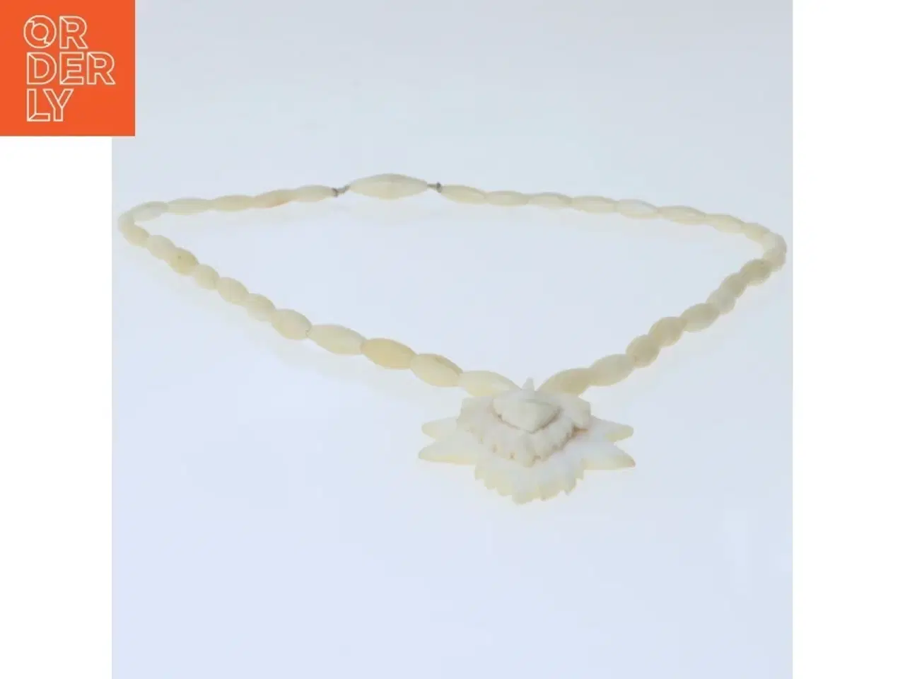 Billede 2 - Halskæde med vedhæng (str. 40 cm)