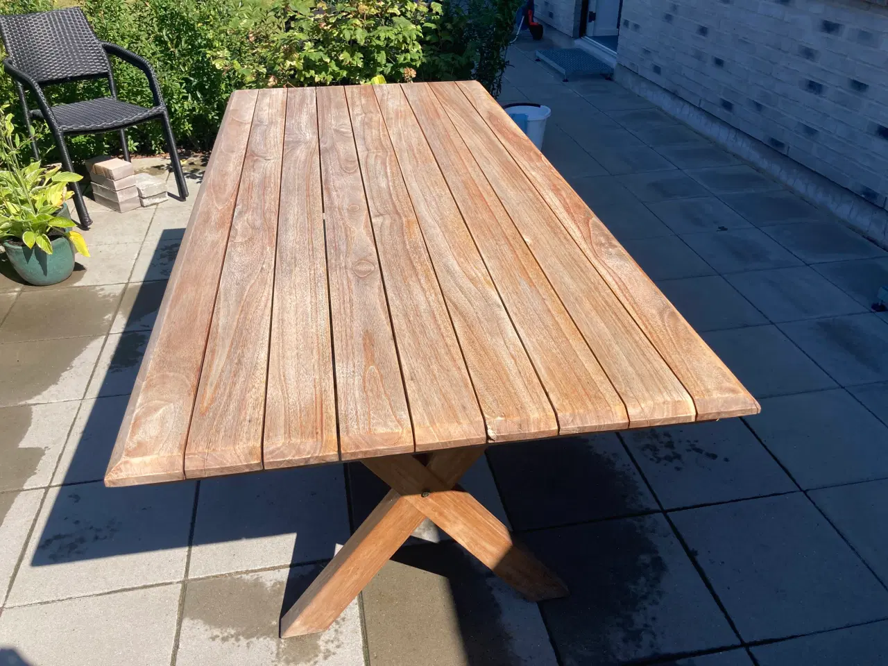 Billede 2 - Havebord i nyatho træ