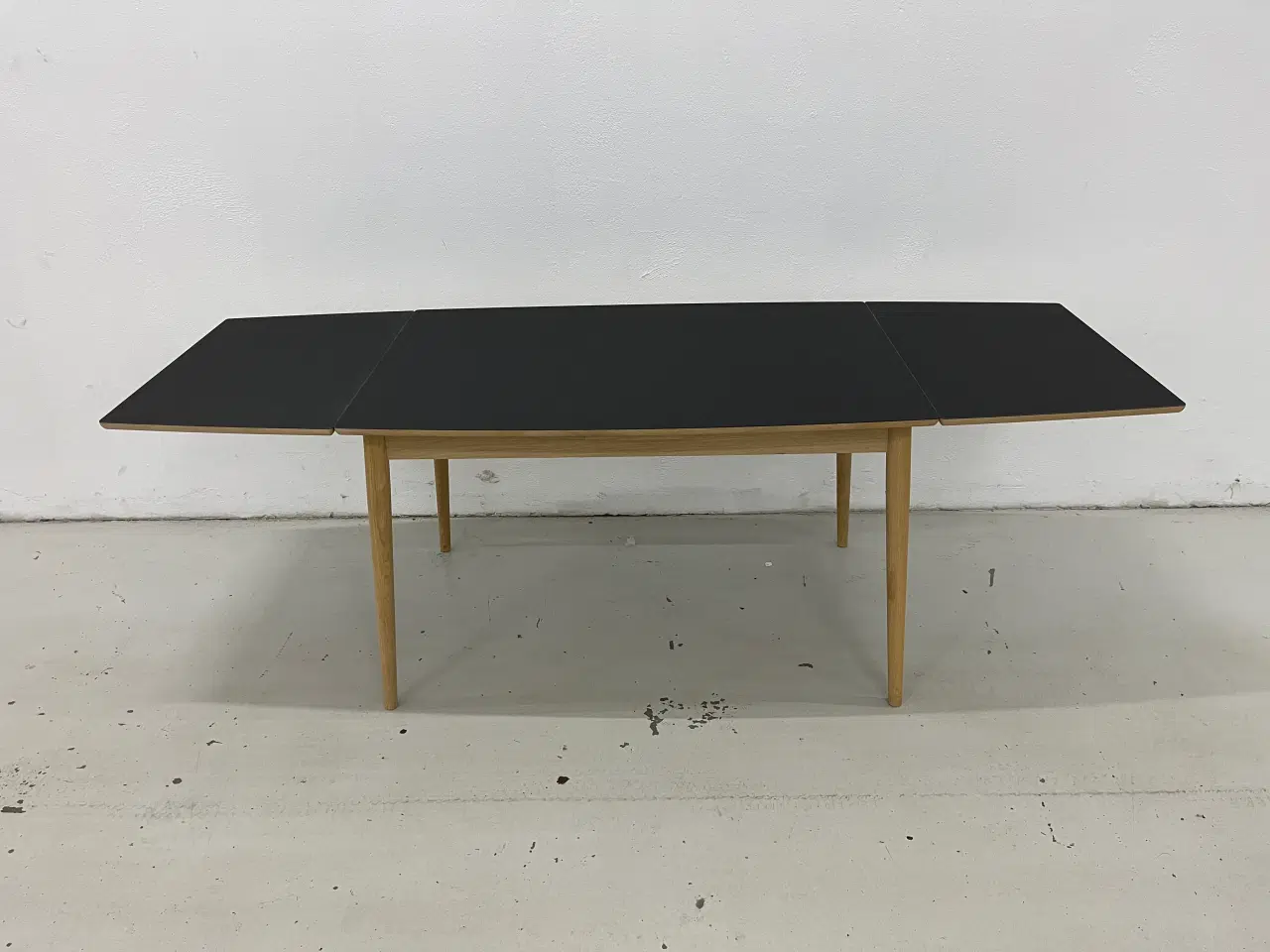 Billede 5 - Curve spisebord fra Pbj design sort linoleum og Eg