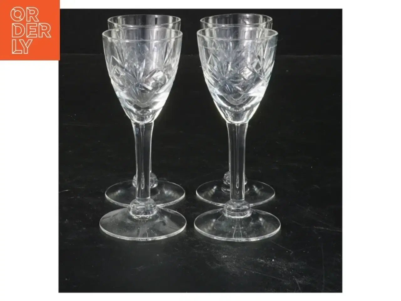 Billede 1 - Sæt med fire krystalglas (str. 10 cm x 4 ø cm)