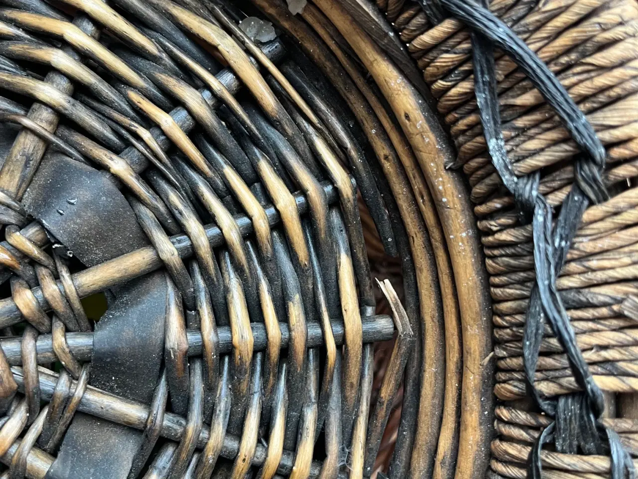 Billede 4 - Smuk vintage fletkurv m/læderdetaljer+metalhåndtag