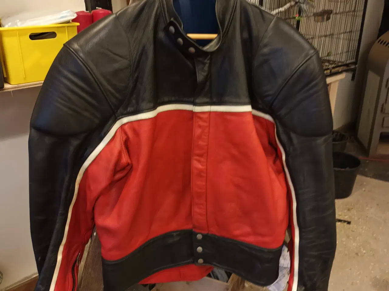 Billede 2 - MC lædertøj i rød og sort