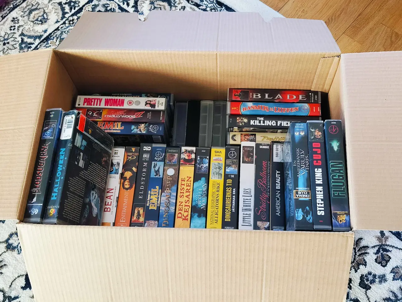 Billede 1 - Kasse med VHS Film (svensk tekst)