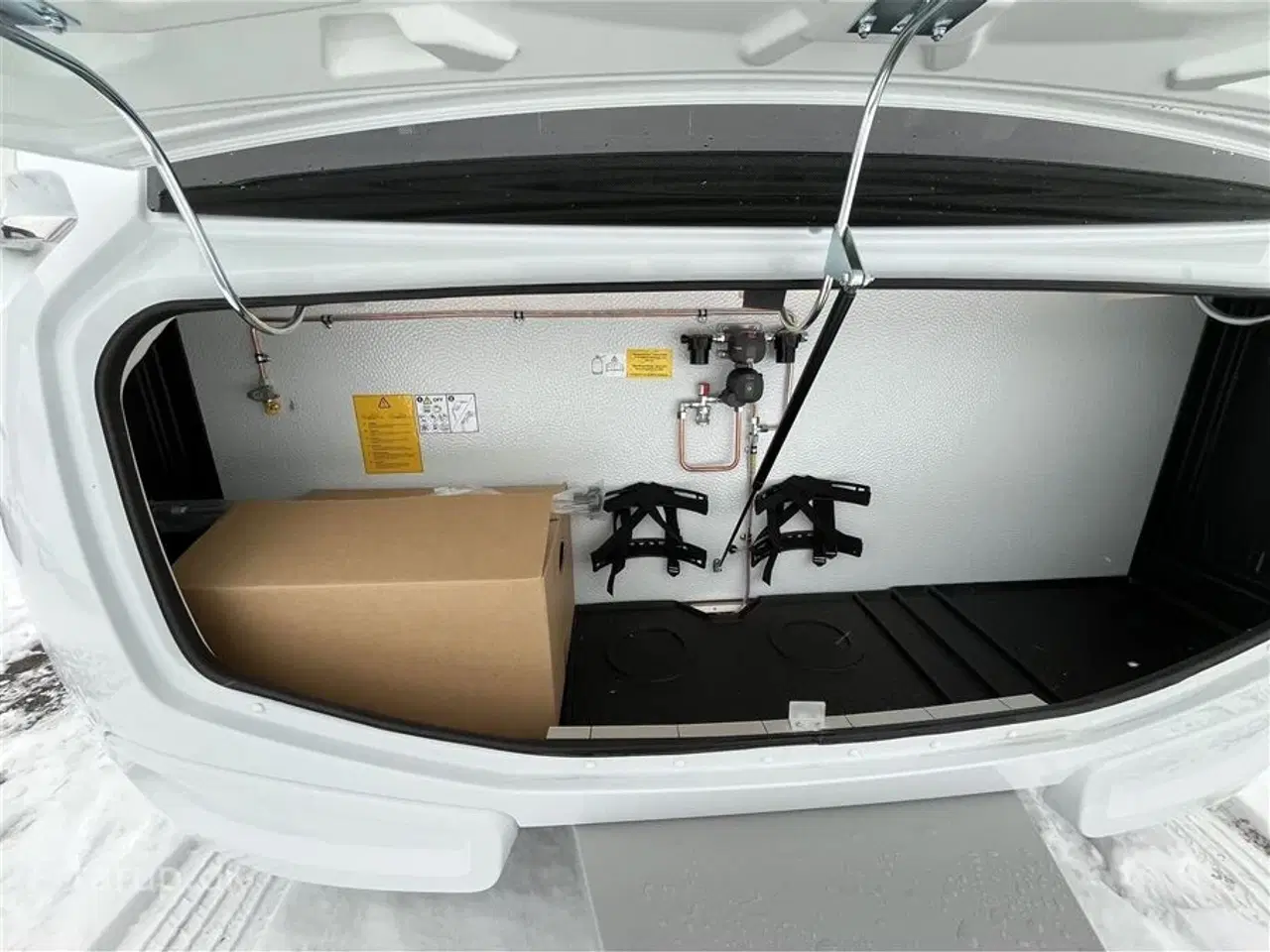 Billede 5 - 2026 - Kabe Ametist 560 GLE KS B2 PREMIUM LINE   enkeltsenge, udtræk til dobbeltseng, rundsiddegruppe i mørkegråt skind, ALDE centralvarme, vandbåren gulvvarme, stort kompressor køleskab