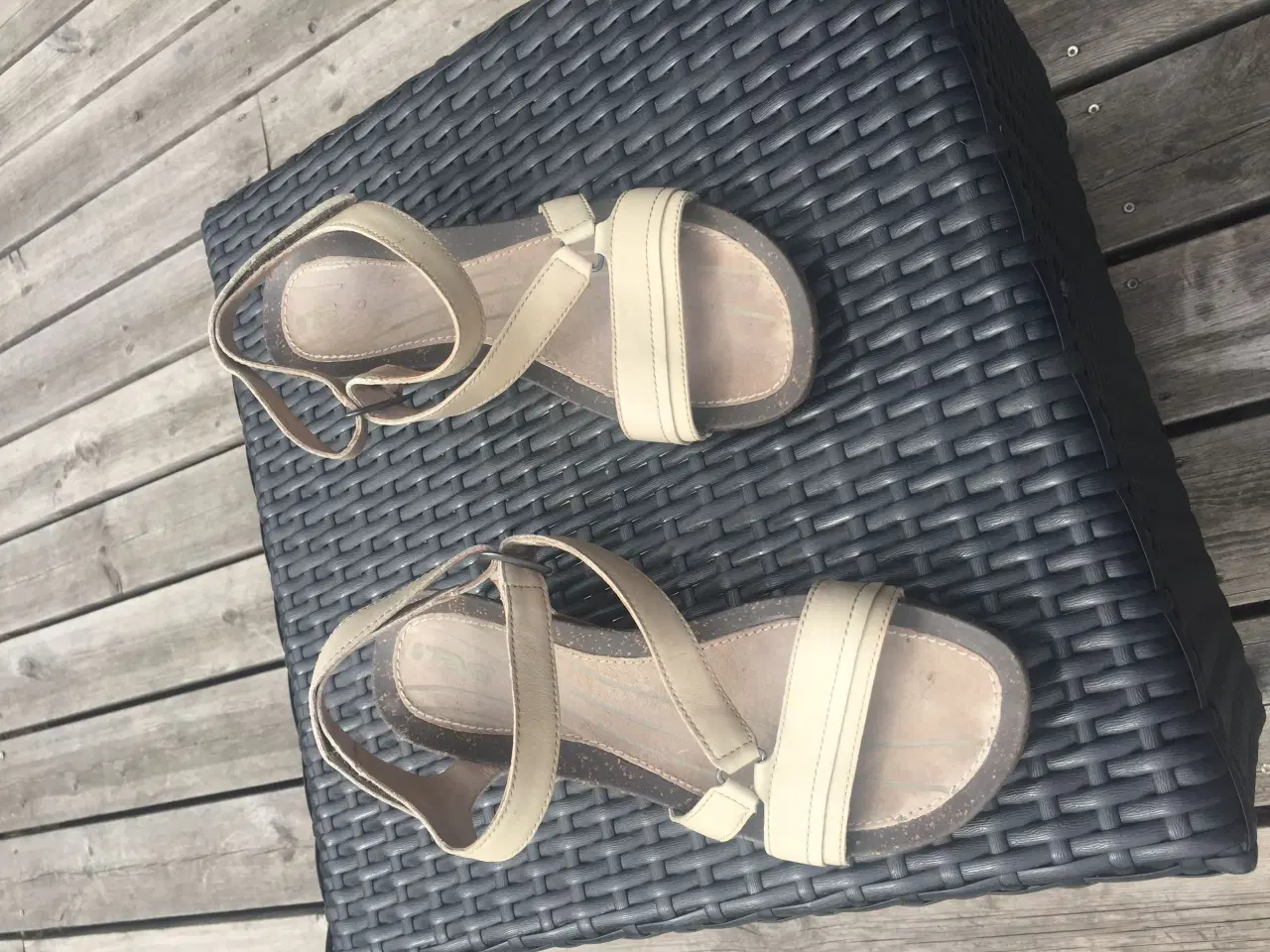 Billede 2 - Elegant sandal fra TEVA i skind.