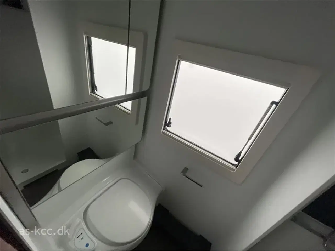 Billede 8 - 2022 - Adria Alpina 663 PT   Adria Alpina 663 PT årg. 2022 7 sovepladser, 6 siddepladser Isabella Commodore 3 m fortelt. Duo Control, Støttebensplader.