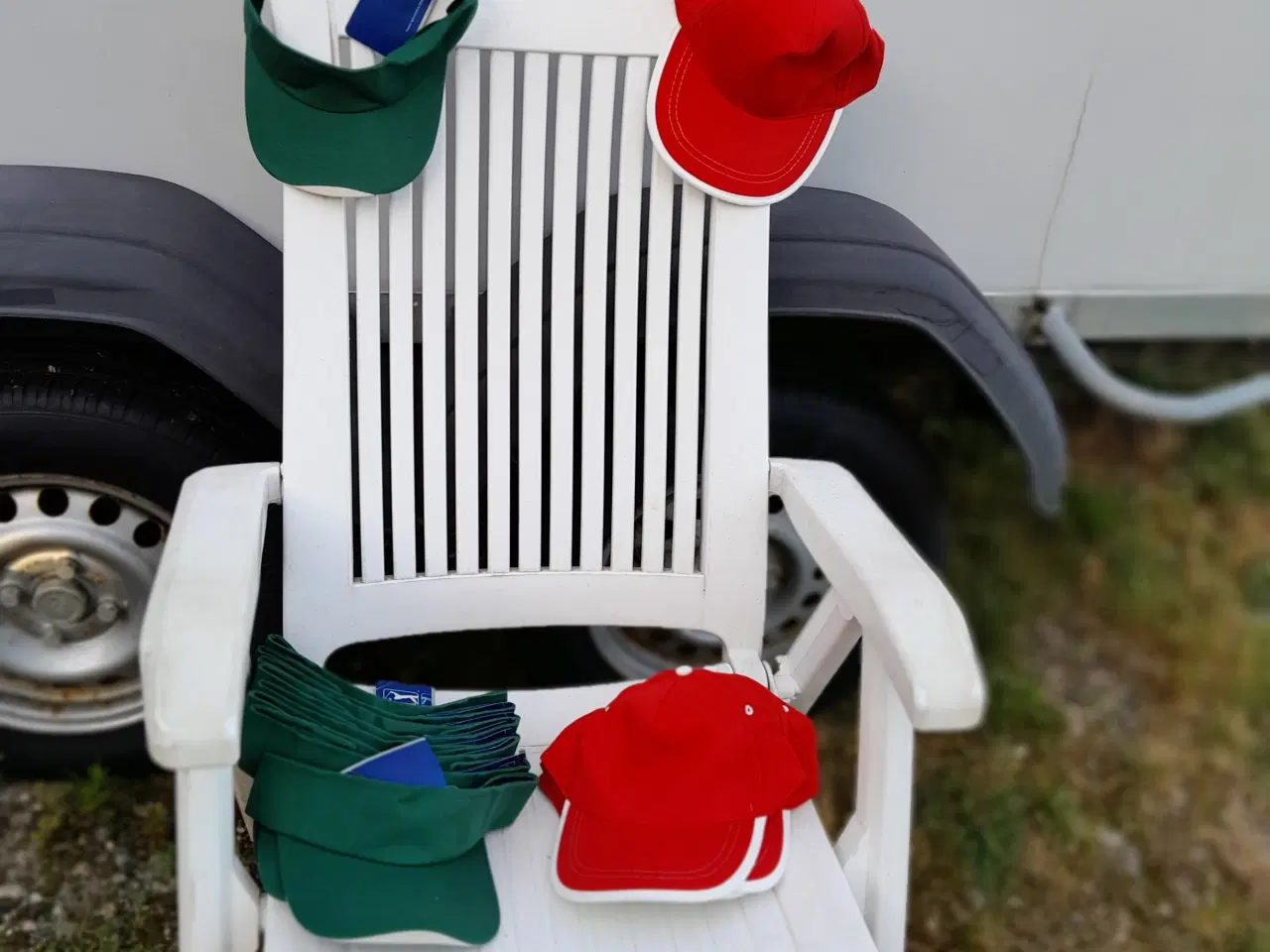Billede 2 - 100 stk. Golf Caps i Grøn og Røde caps. 