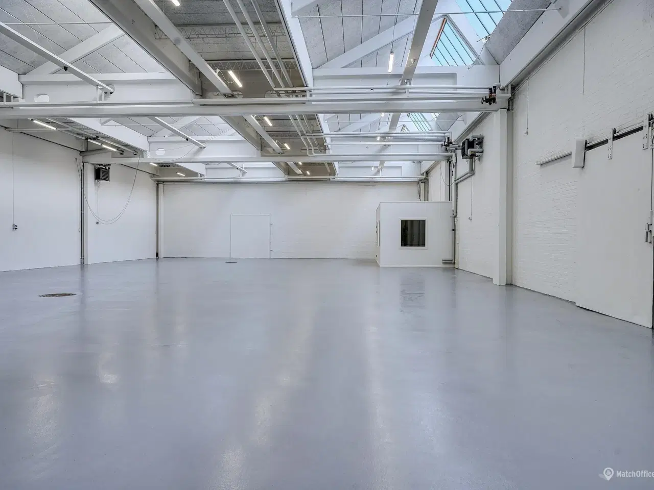 Billede 1 - Stort og generelt nyistandsat lagerlejemål.